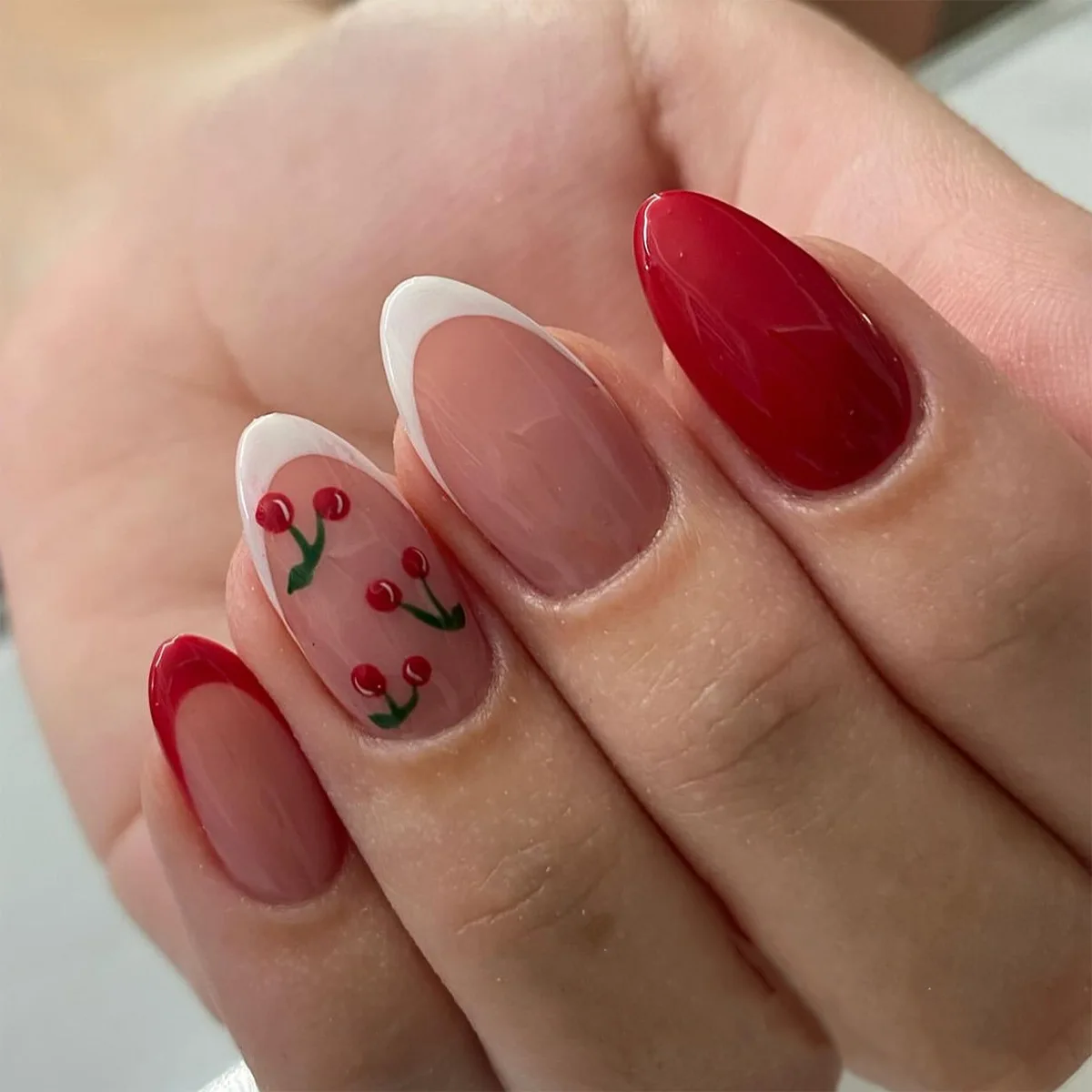 ideias unhas redondas vermelhas decoradas