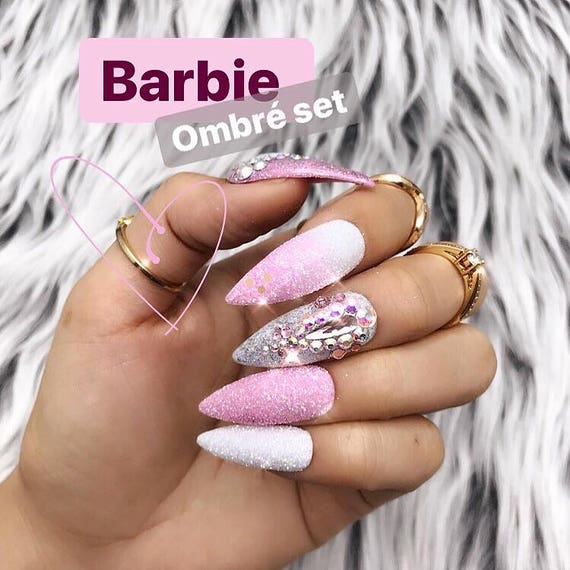 Tutorial: Como fazer unhas Rosa Barbie com Glitter em Casa