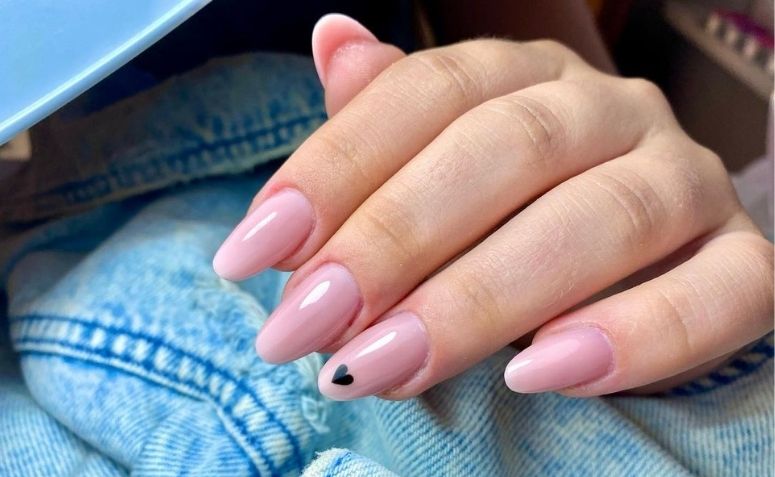 erros comuns ao fazer unhas rosa claro decoradas em casa