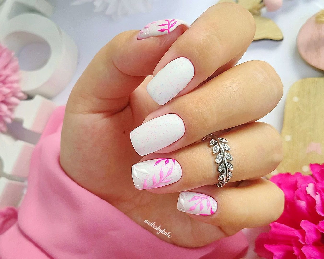 unha rosa com branco