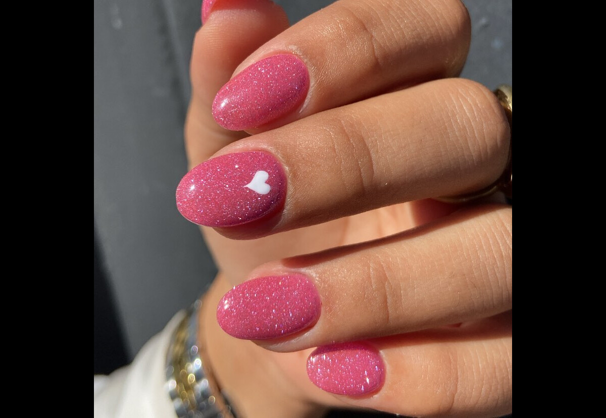 unha rosa com glitter