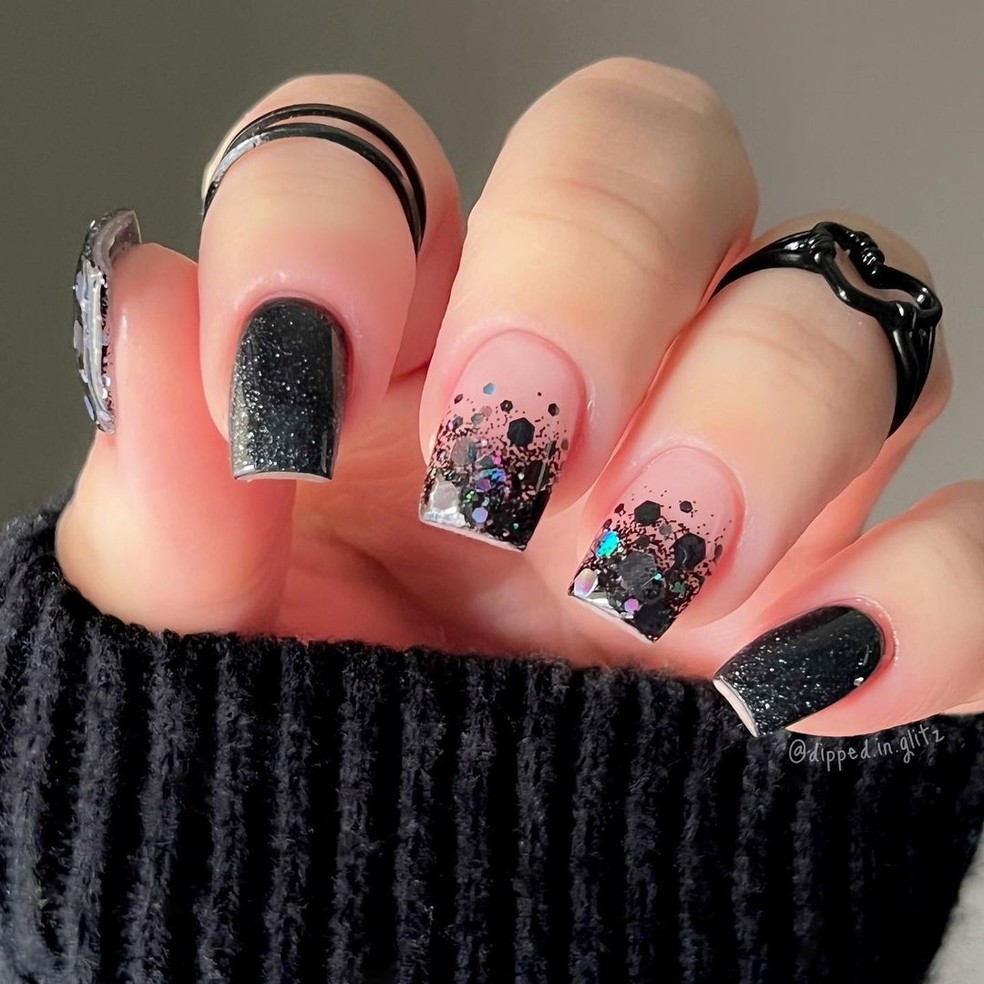unha rosa com preto quadrada