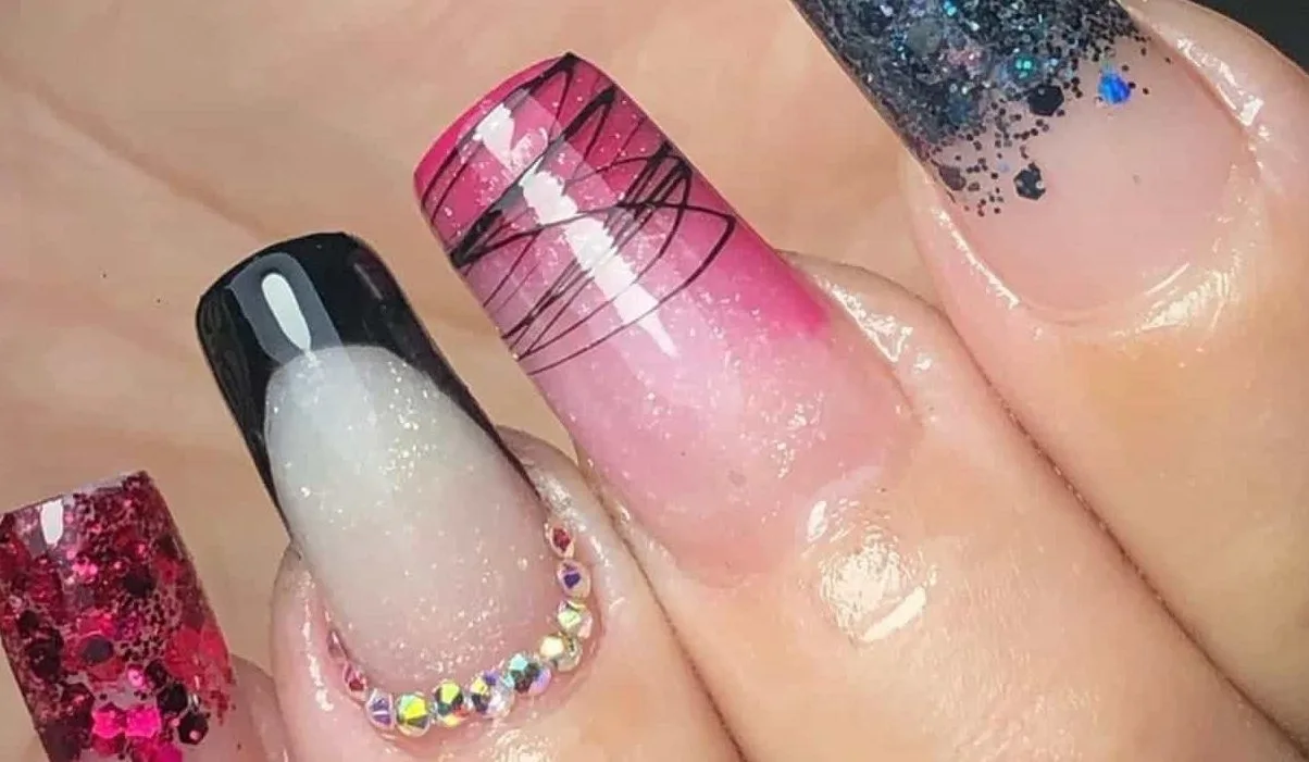 unha rosa com preto e detalhes