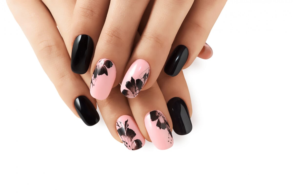unha rosa com preto ousada