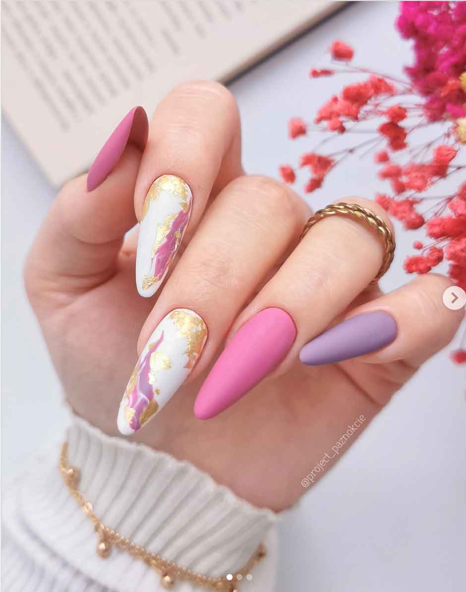 unha rosa delicada gel ou esmalte comum