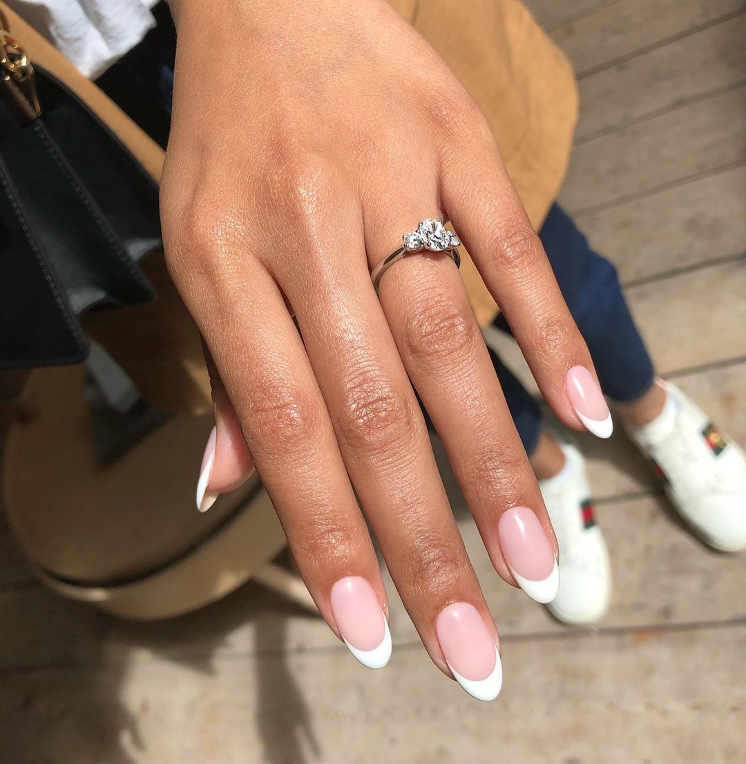 unha rosa pink com detalhes brancos