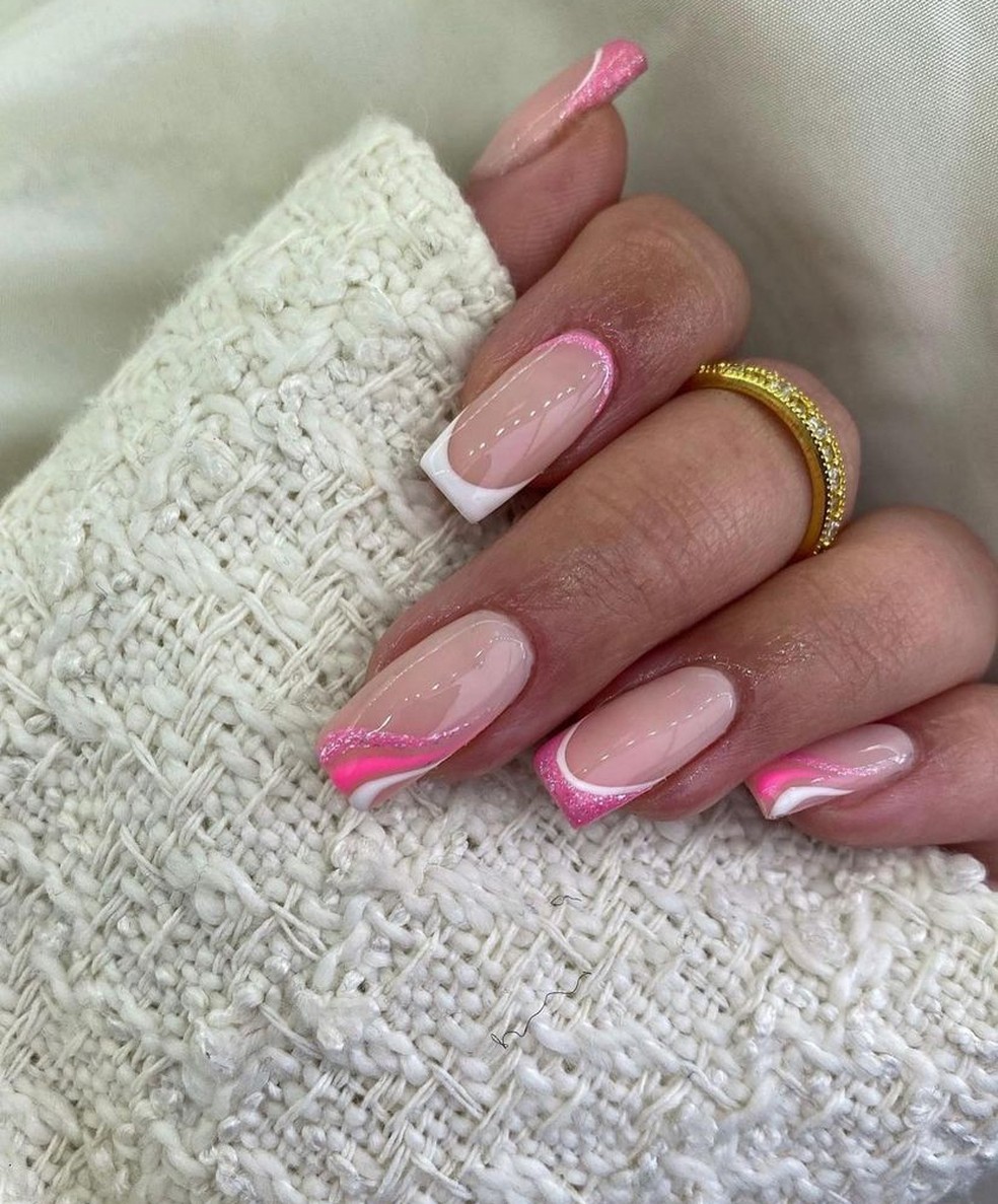 unha decorada rosa e branco com glitter