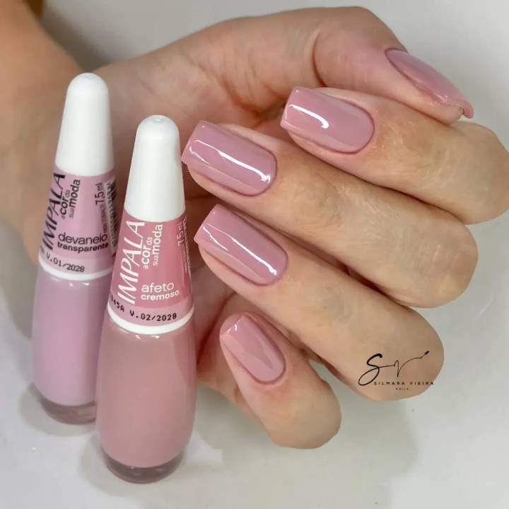 unha rosa natural com esmalte translúcido