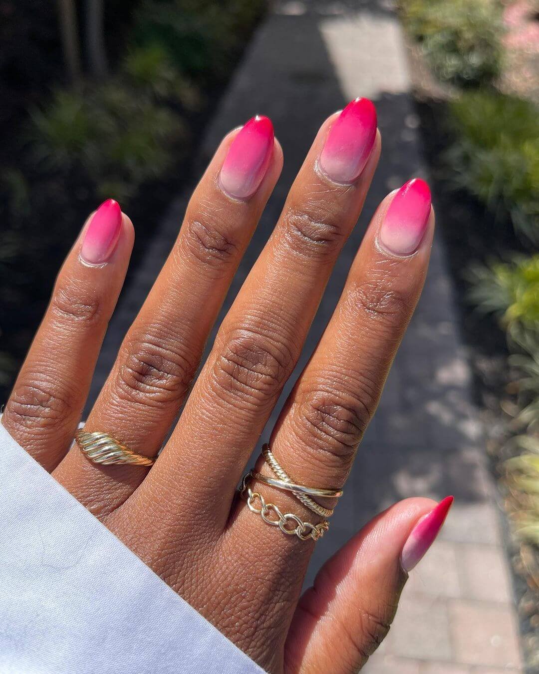 unha rosa natural com esmalte translúcido