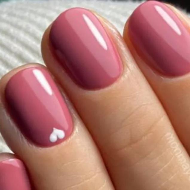 unha rosa natural com top coat de camuflagem
