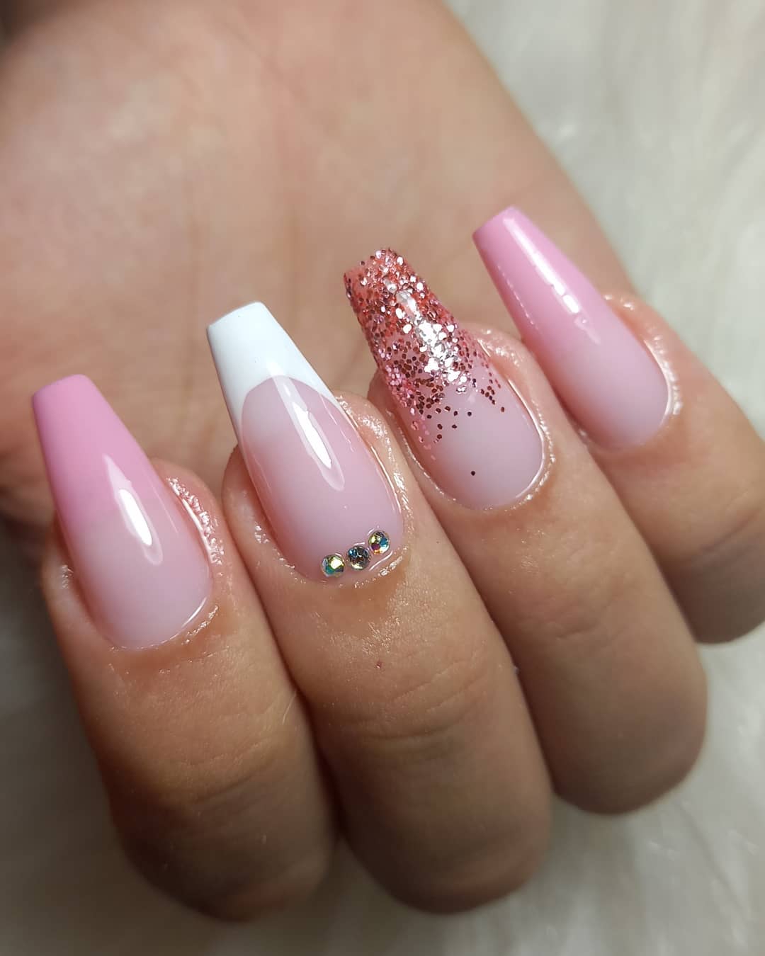 5 ideias de títulos:
1. Unhas Rosa Pink com Glitter: O Guia Completo para um Look Deslumbrante
2. Inspire-se: 10 Designs Incríveis de Unhas Rosa Pink com Glitter
3. Como Fazer Unhas Rosa Pink com Glitter Perfeitas em Casa
4. Tendência Barbiecore: Unhas Rosa Pink com Glitter para Arrasar
5. Dicas de Aplicação e Produtos para Unhas Rosa Pink com Glitter