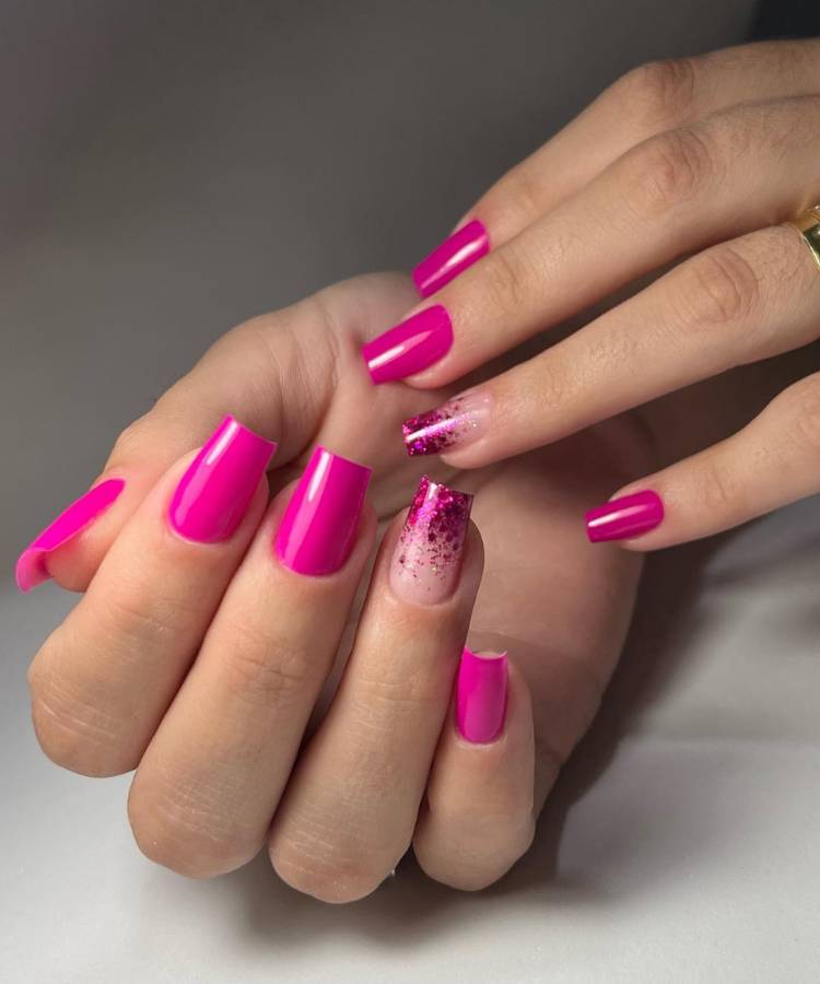 unha rosa pink decorada com pedraria