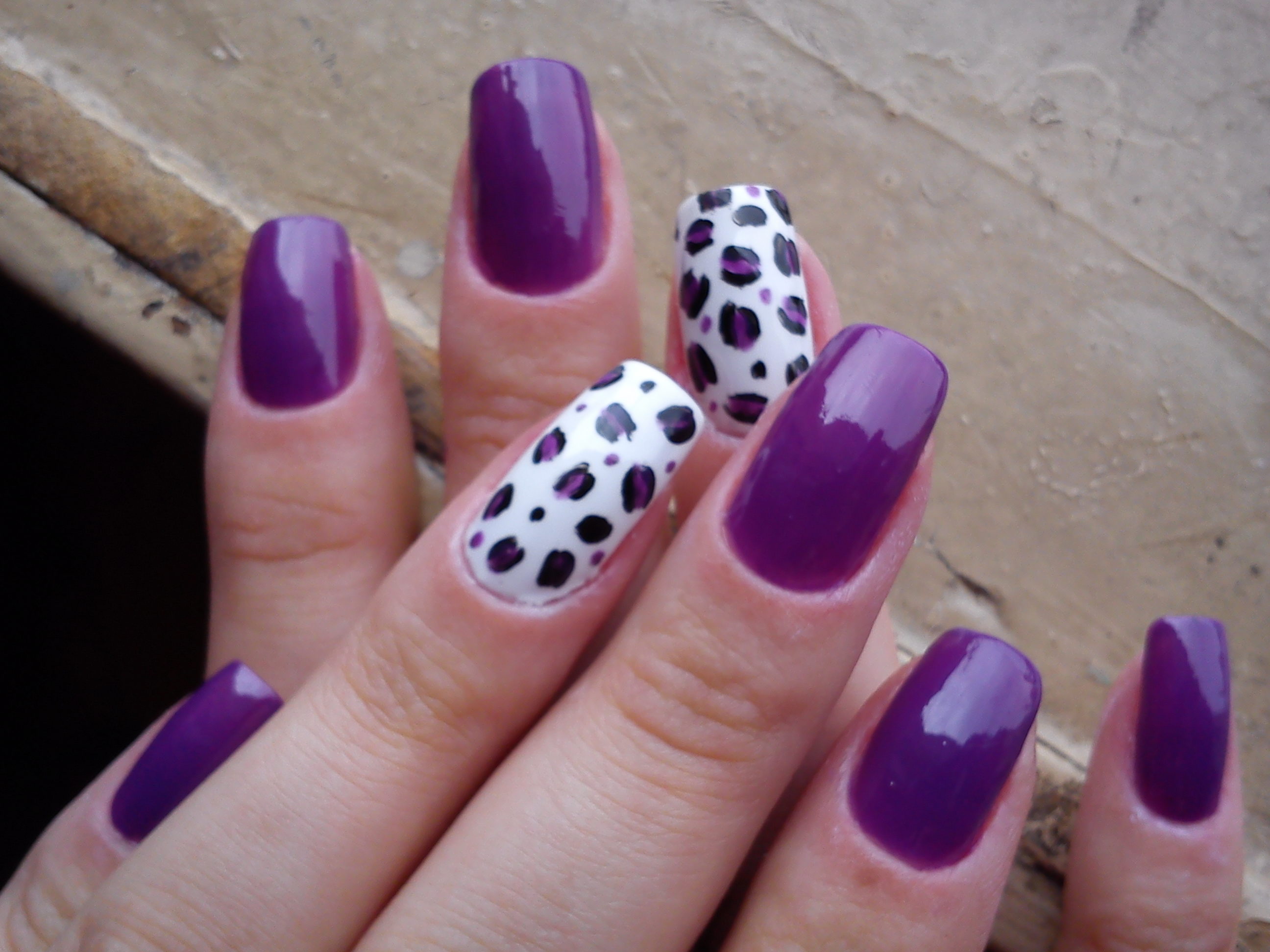 unha roxa com branco