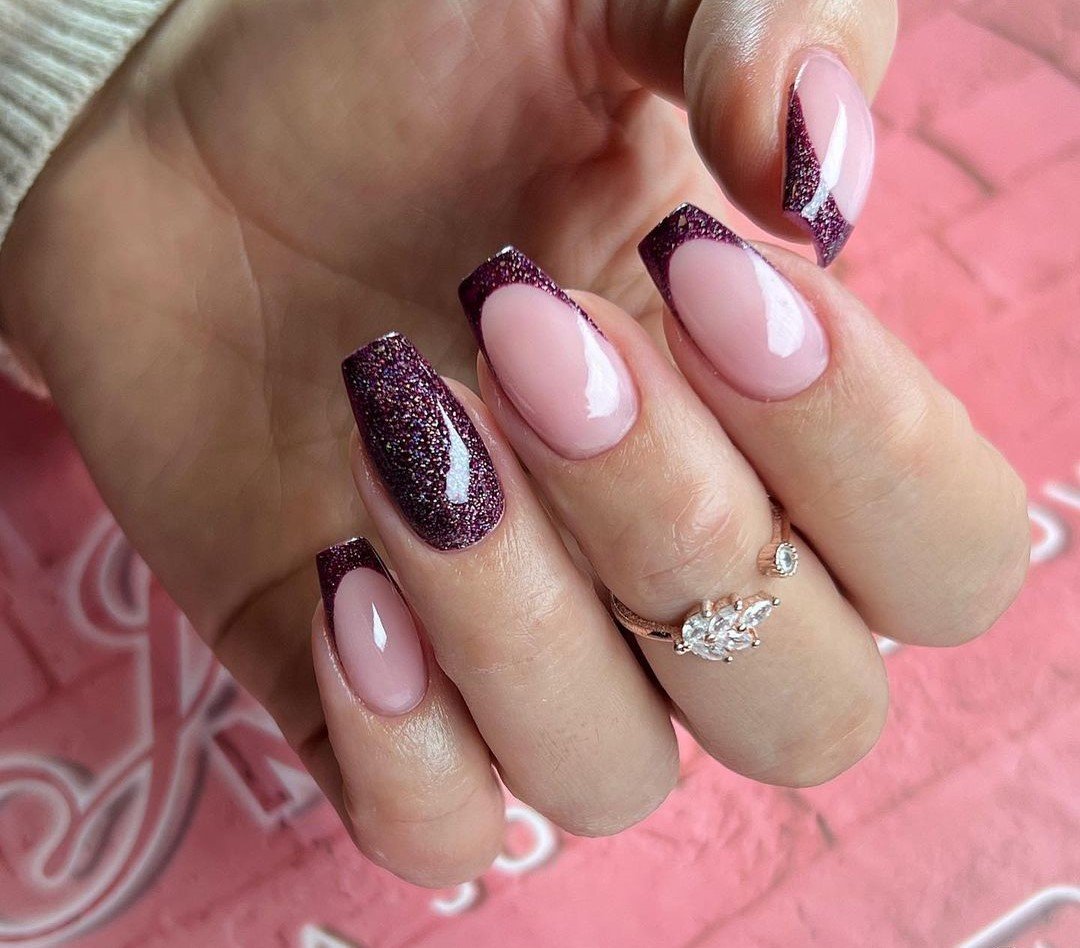 ideias de unhas roxas com francesinha para inspiração