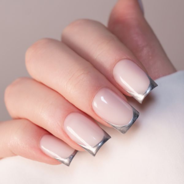 Decorações de Unhas Minimalistas: Do Coração ao Efeito Fosco