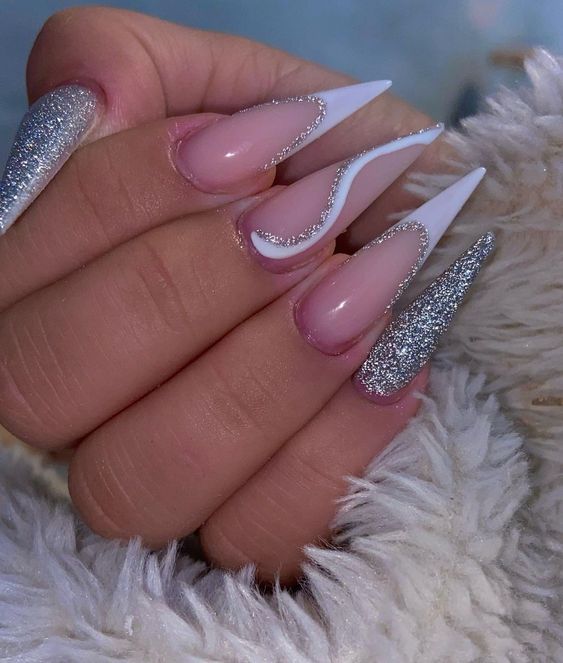 Unhas Stiletto com Pedrarias