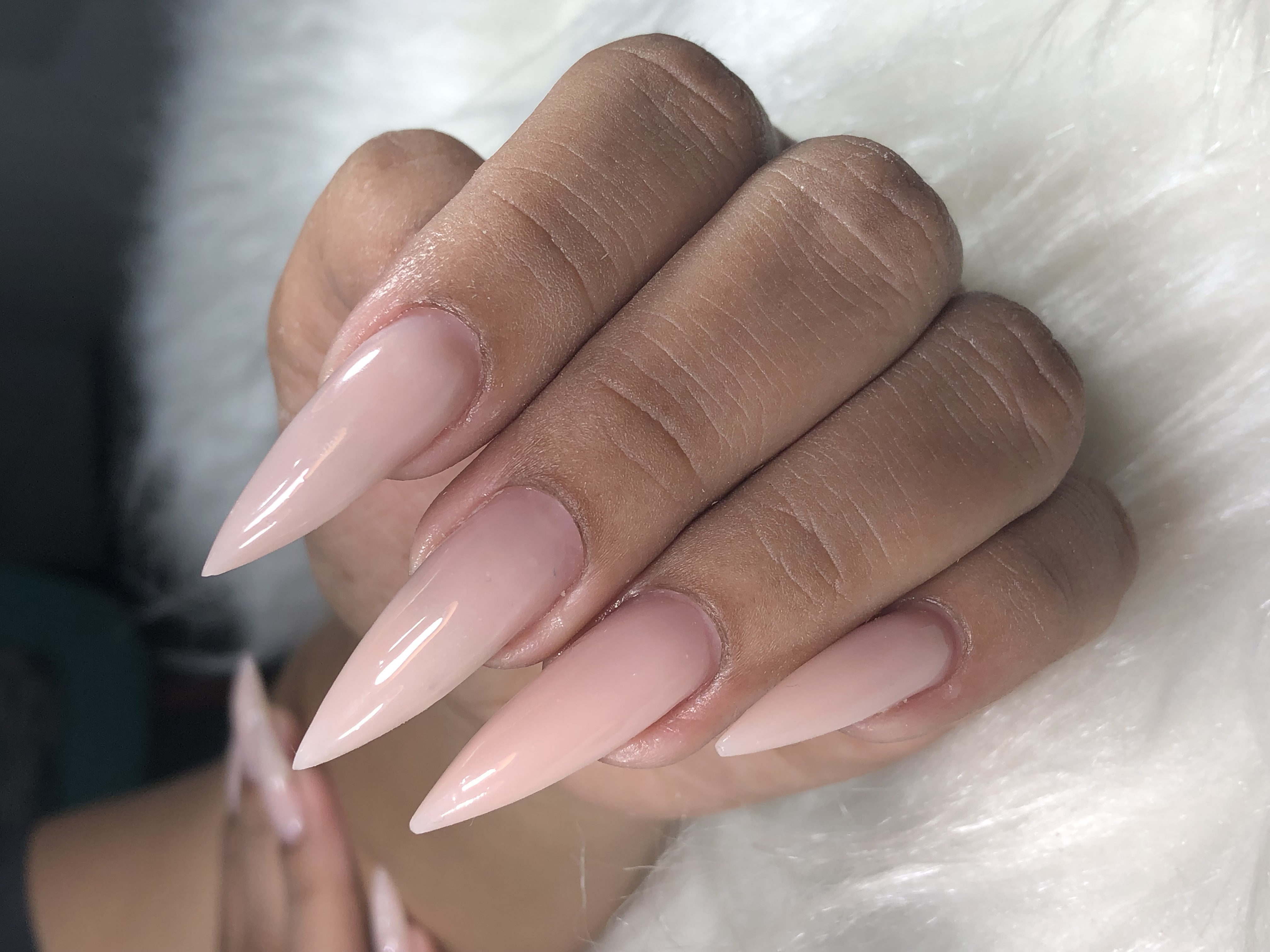 Unhas Stiletto Curtas: A Tendência de 2026 para Praticidade e Estilo