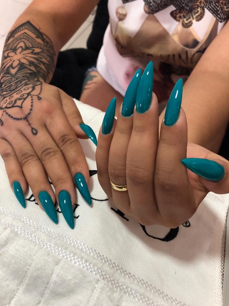 unha stiletto azul