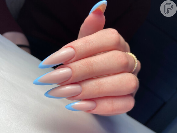 unha stiletto azul