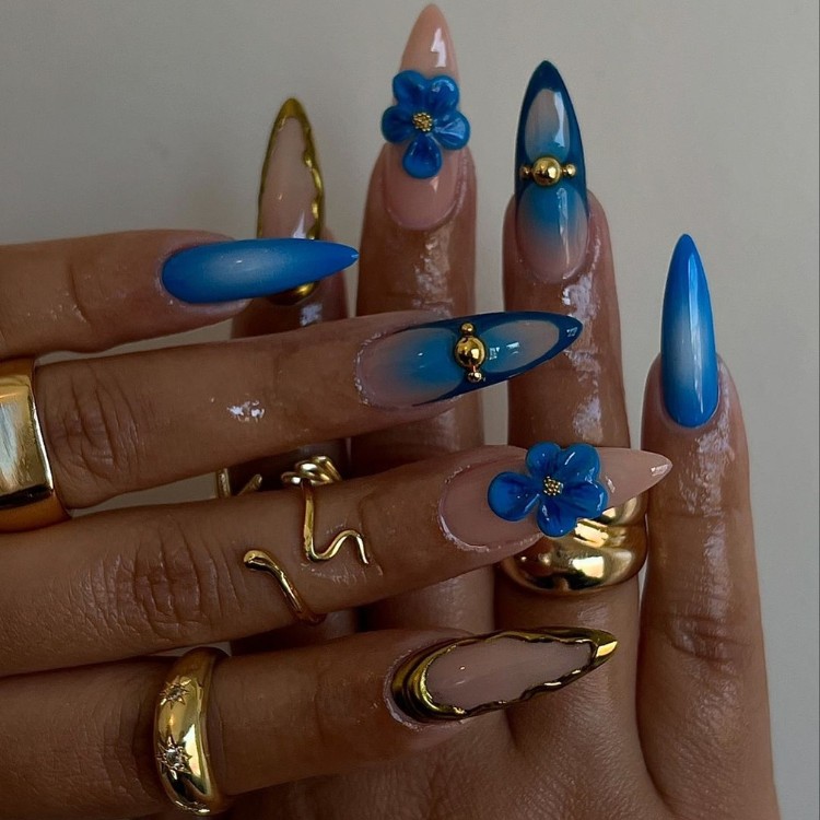 unha stiletto azul bebê com branco