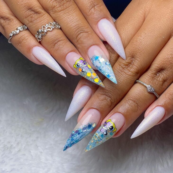 unha stiletto azul bebê com dourado