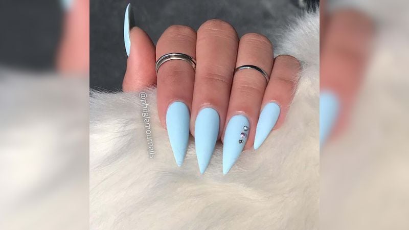 unha stiletto azul bebê curta