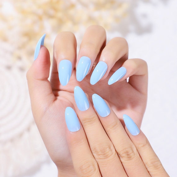 unha stiletto azul bebê natural