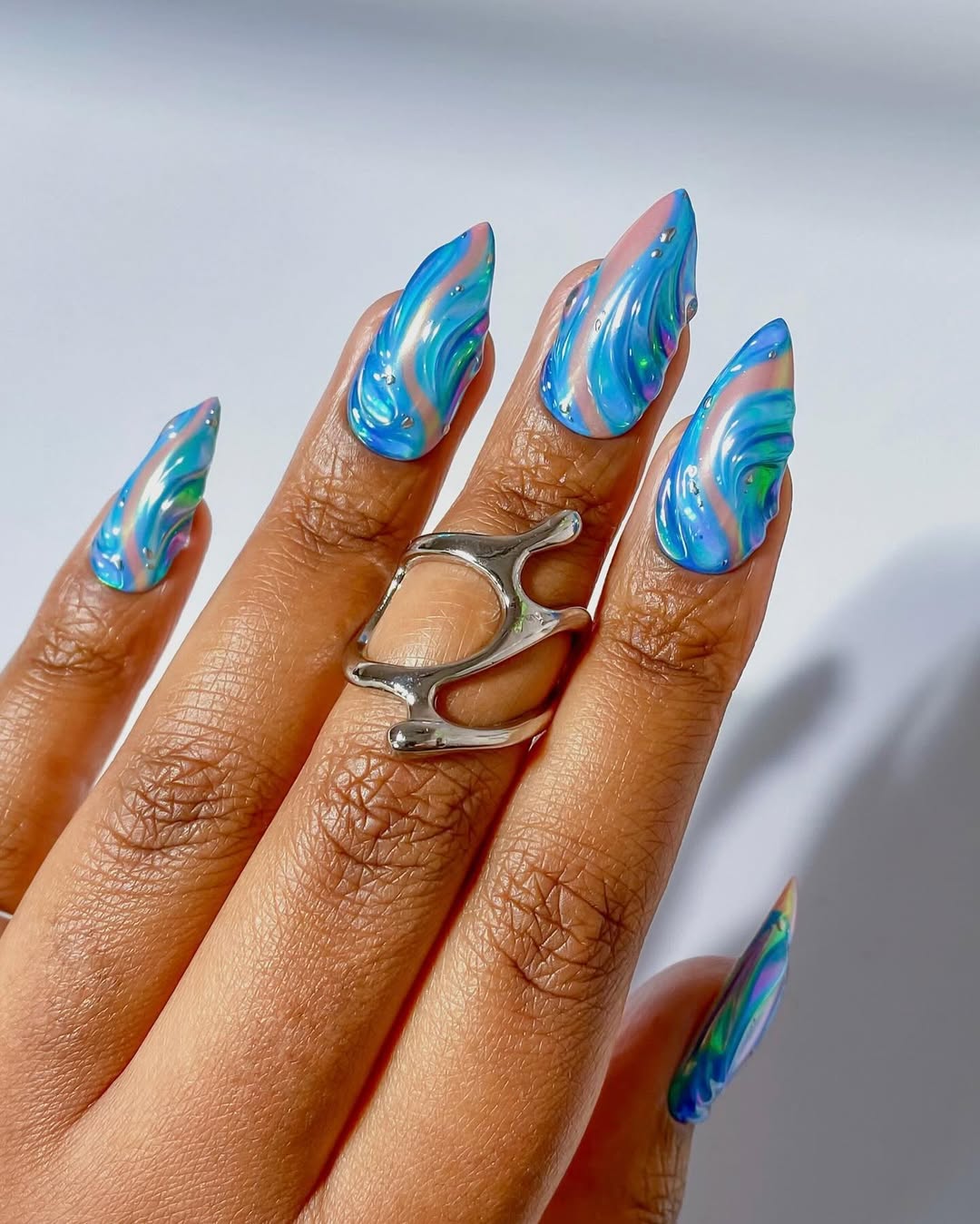 unha stiletto azul bebê fosca