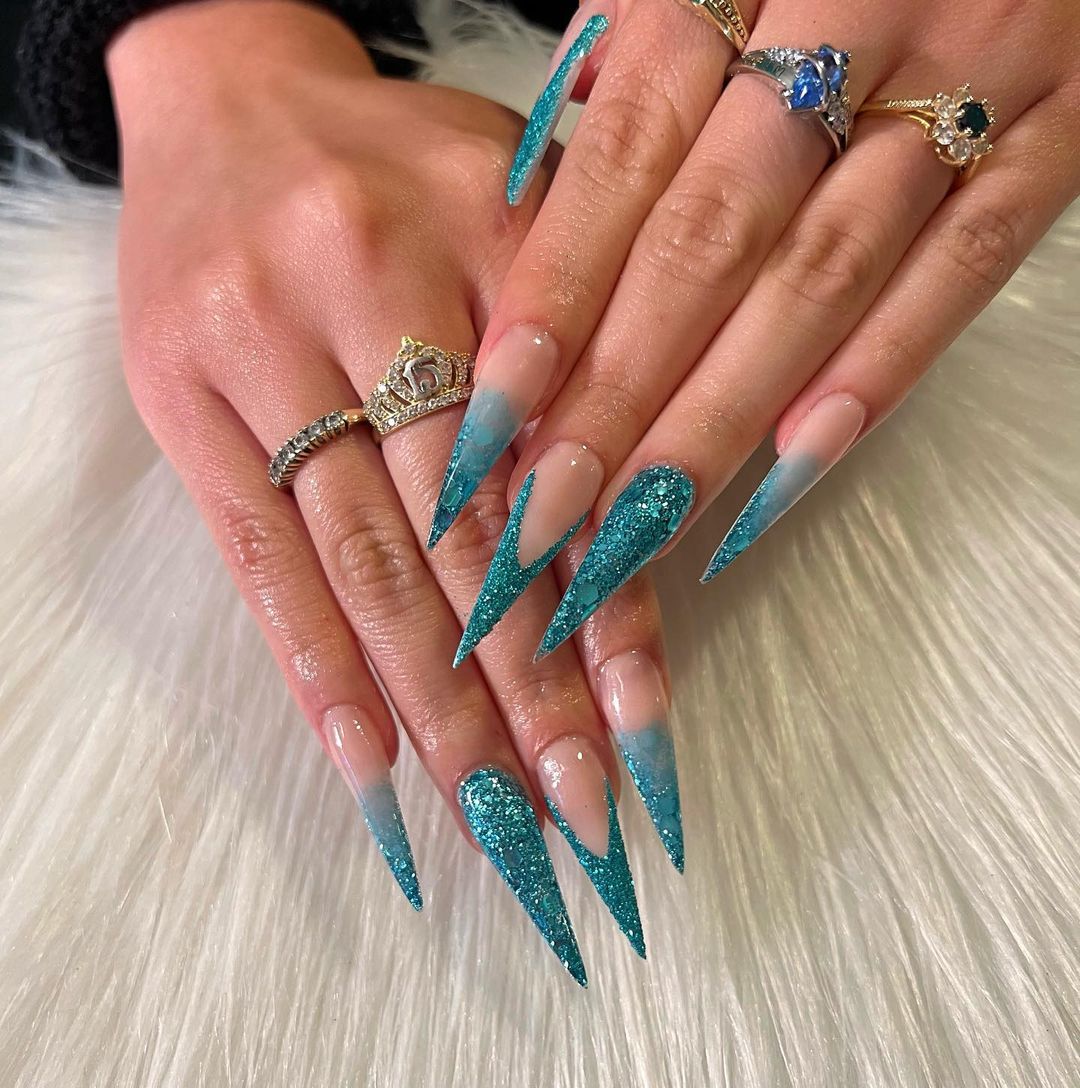 unha stiletto azul bebê com glitter