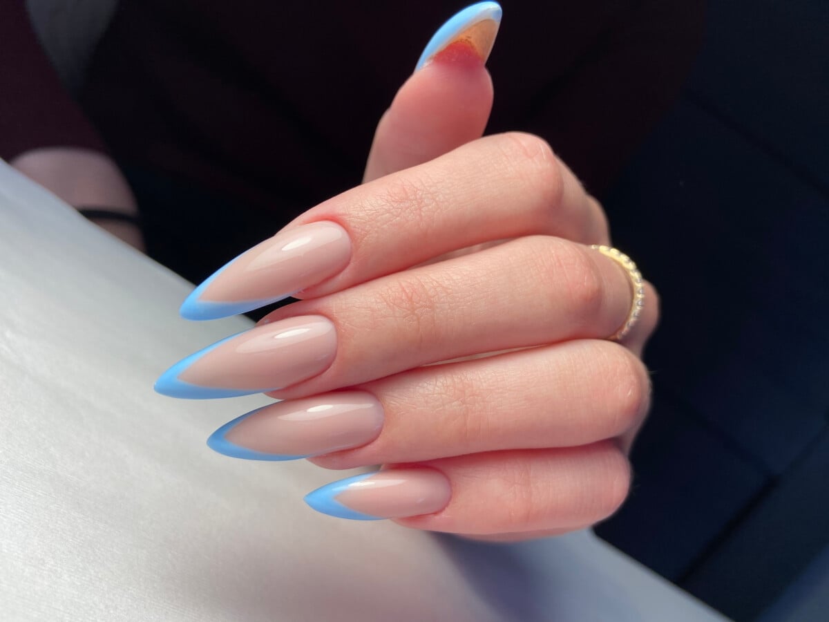 unha stiletto azul bebê francesinha