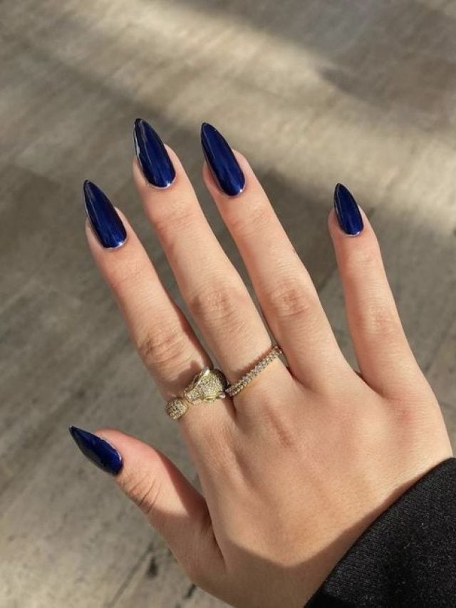 inspiração unhas stiletto azul escuro