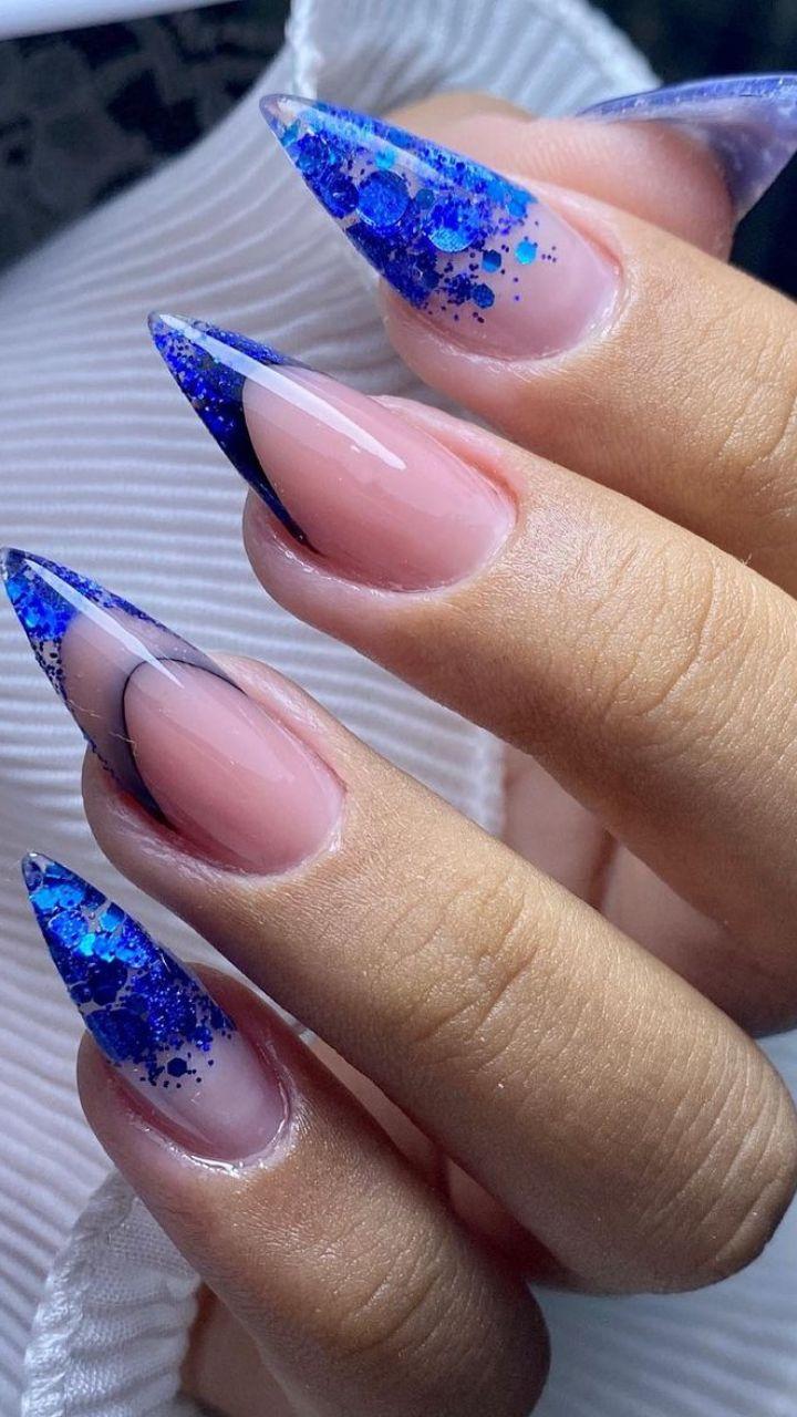 como fazer unha stiletto azul escuro em casa