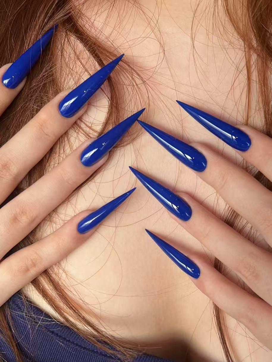 unha stiletto azul escuro vs unha amendoada