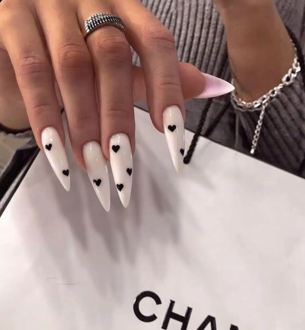 Alongamento Stiletto: Fibra ou Gel? Qual o Melhor para Você?