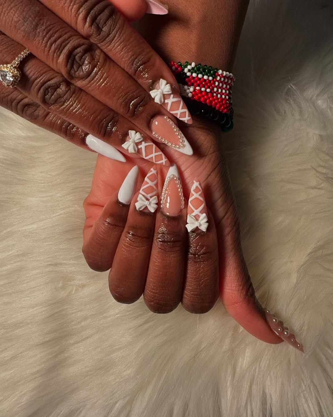 unha stiletto branca