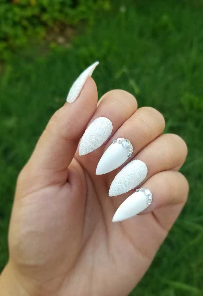 Unhas Stiletto Francesinha: A Elegância do Formato 'V'