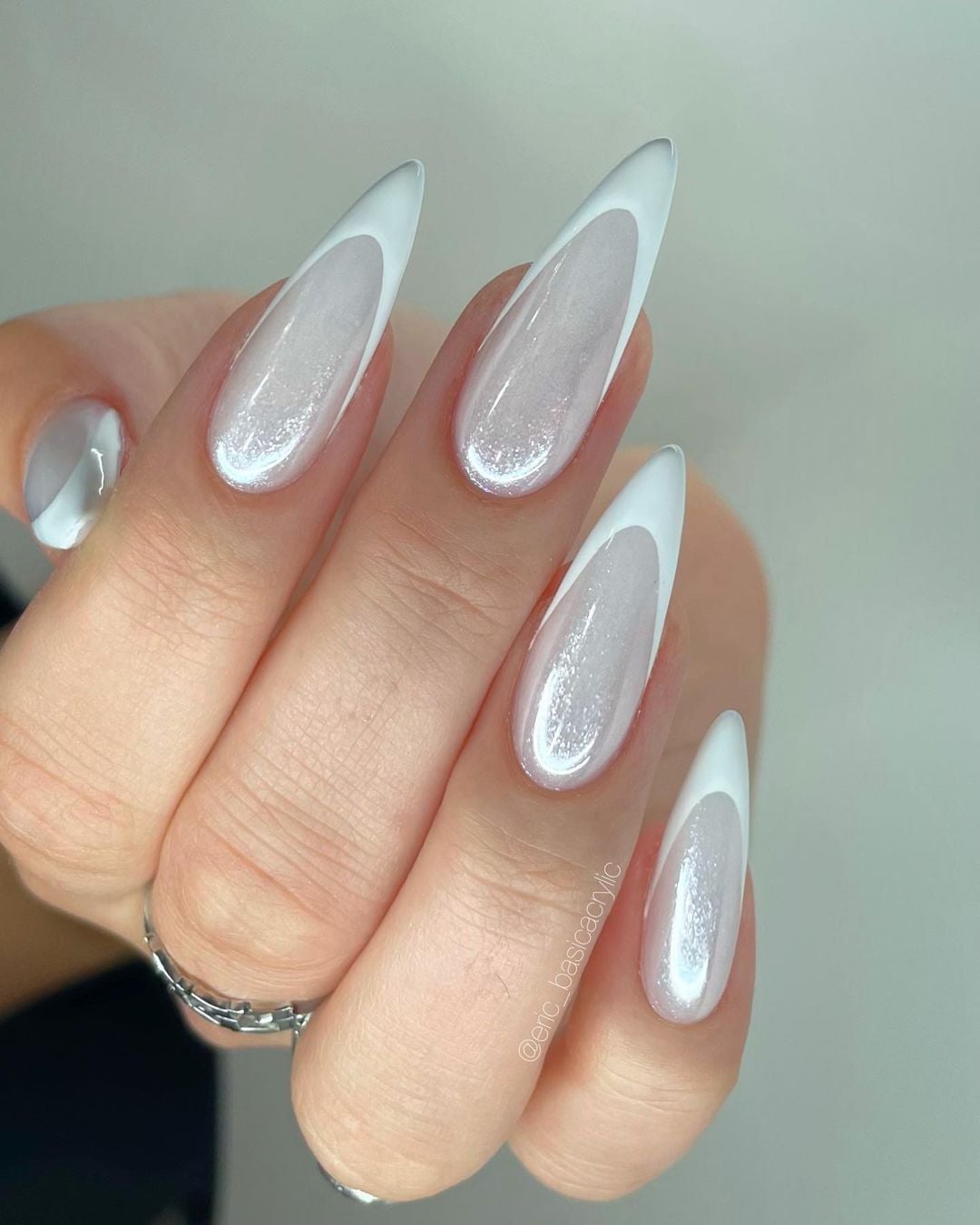 unha stiletto branca com glitter