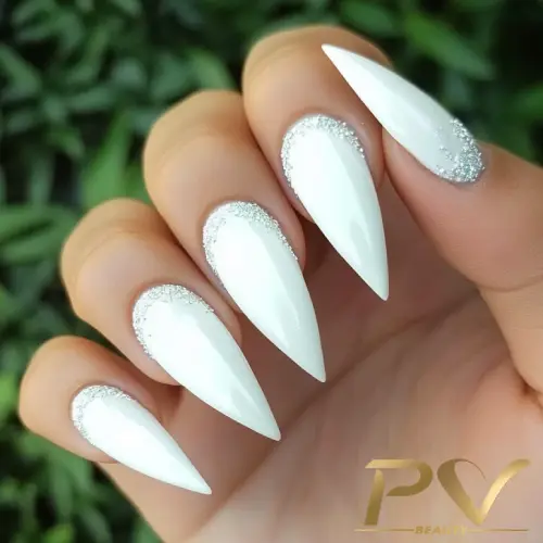ideias de unhas stiletto brancas com glitter para festas