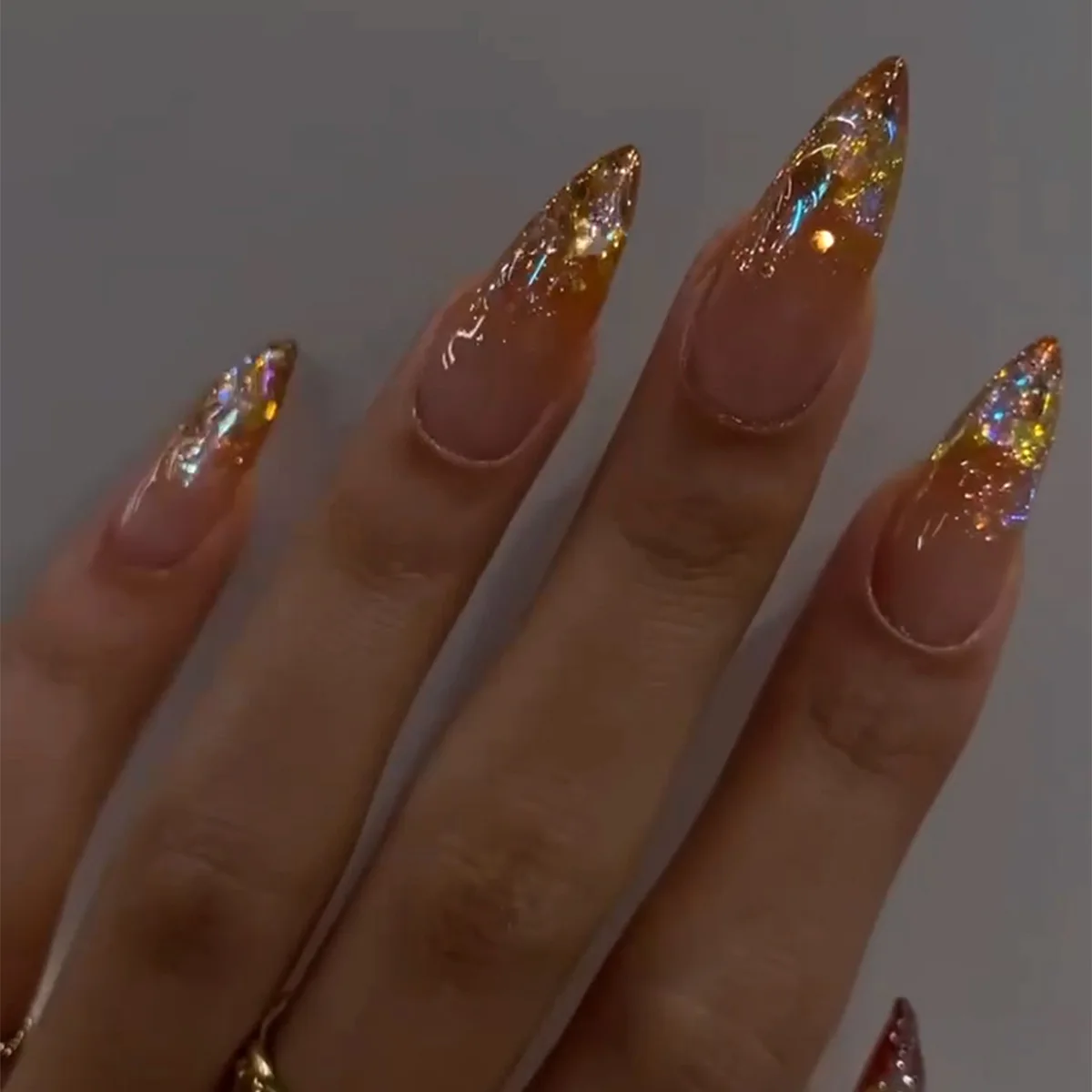 ideias de unhas stiletto com glitter para festas