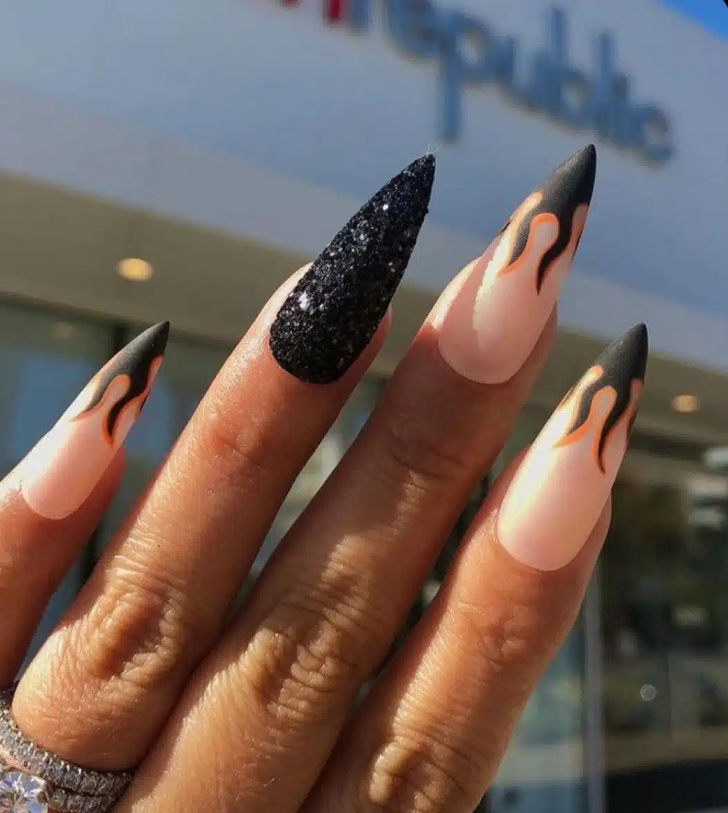 unha stiletto preta fosca