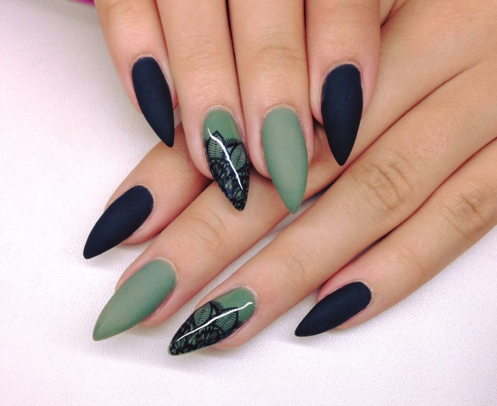 unha stiletto preta com glitter