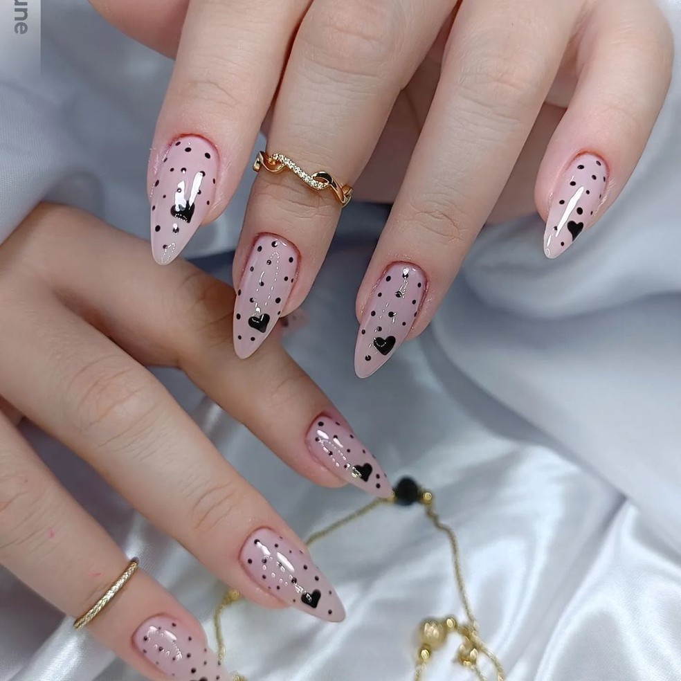 unha stiletto decorada simples e delicada