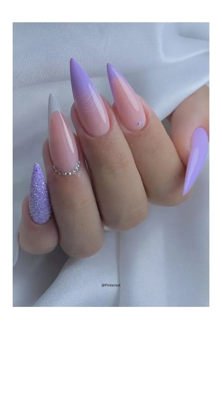 unha stiletto decorada simples e delicada