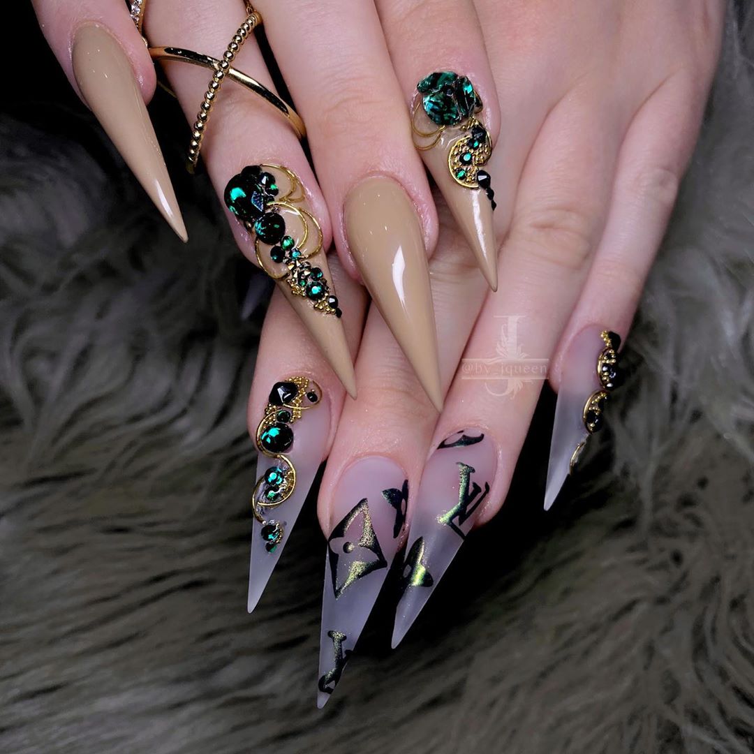 unha stiletto decorada simples nude