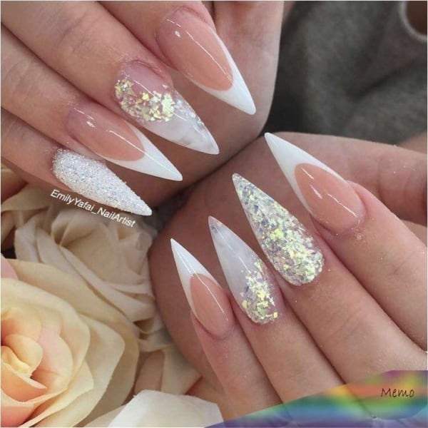 unha stiletto decorada simples preta