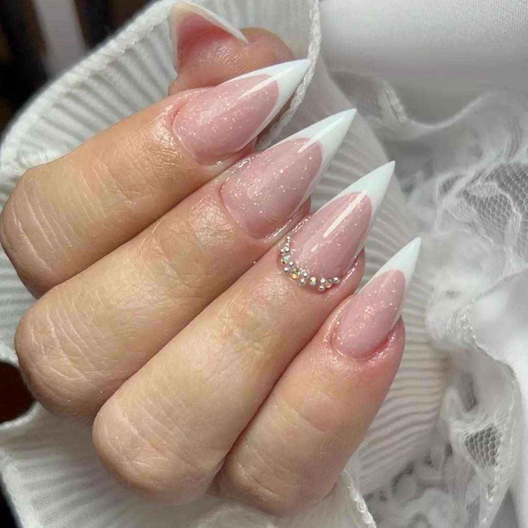 unha stiletto decorada simples vermelha