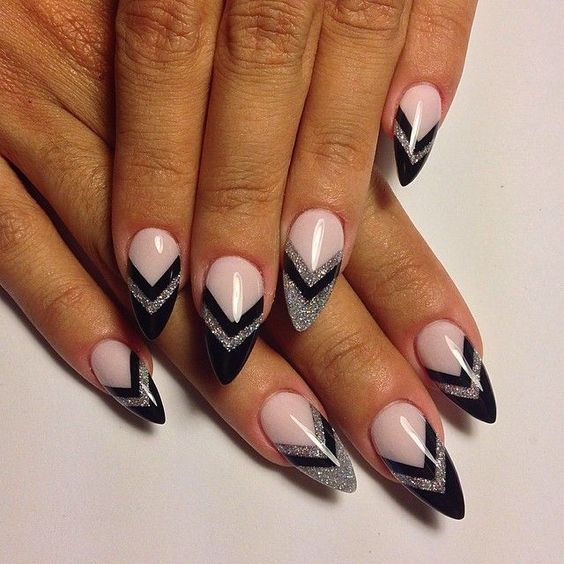 unha stiletto decorada simples com pedraria