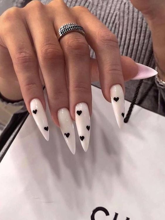 Como Escolher o Nude Perfeito para Suas Unhas Stiletto