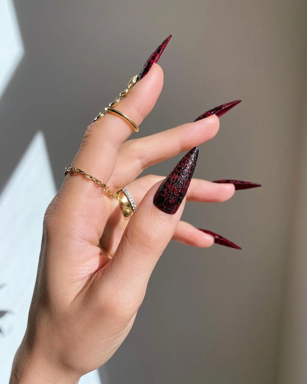 unha stiletto marrom para casamento