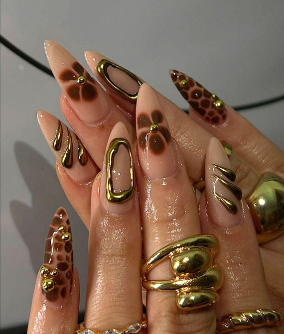 unha stiletto marrom marmorizada